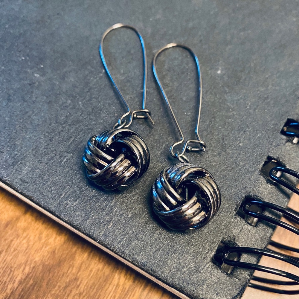 EARRINGS 🎙 Metallic Knotted Drop Earrings